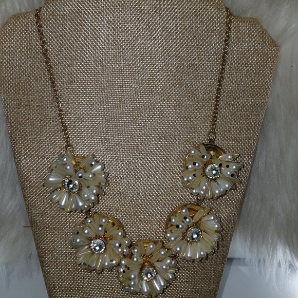 Flower necklace - Picture 2 of 2